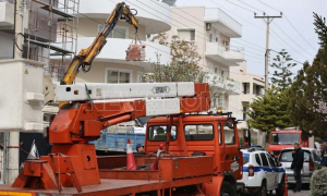 Ένας νεκρός σε δυστύχημα στη Βούλα: Γερανός ακούμπησε σε ηλεκτροφόρα καλώδια