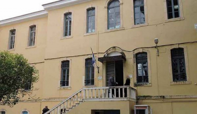 Χανιά: Κουκουλοφόρος μαχαίρωσε δικηγόρο στο λαιμό έξω από τα δικαστήρια