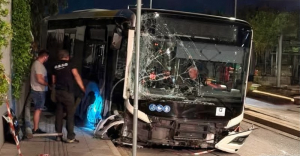 Ακυβέρνητο λεωφορείο για 150 μέτρα στη Βουλιαγμένης - Ξήλωσε κολώνες, πινακίδες, έπεσε σε περίφραξη κτηρίου