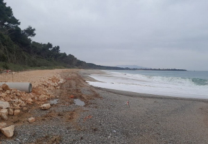 Μονολίθι… Τον ποδηλατόδρομο τον πήρε το κύμα!