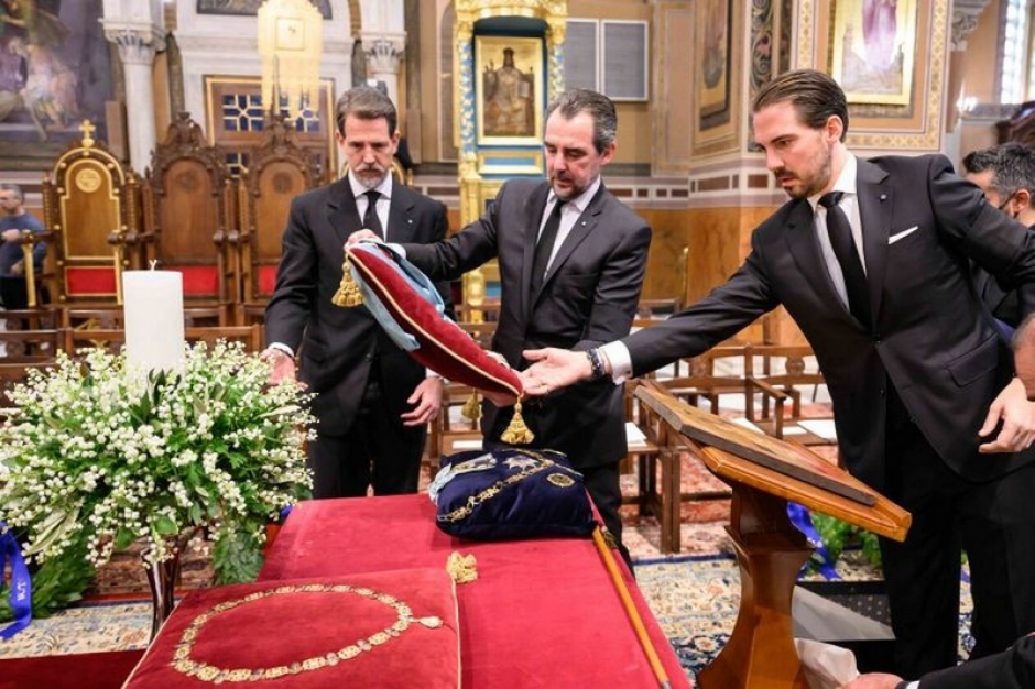 Τέως βασιλιάς Κωνσταντίνος: Παράσημα και μετάλλια μπροστά στο φέρετρο