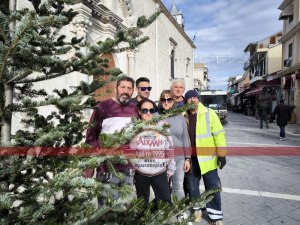 Με φυσικά έλατα στον πεζόδρομο ενισχύεται ο χριστουγεννιάτικος διάκοσμος (φωτό-βίντεο)