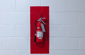 Τουρίστρια άρπαξε πυροσβεστήρα και άρχισε να ψεκάζει τους πάντες στο αεροδρόμιο