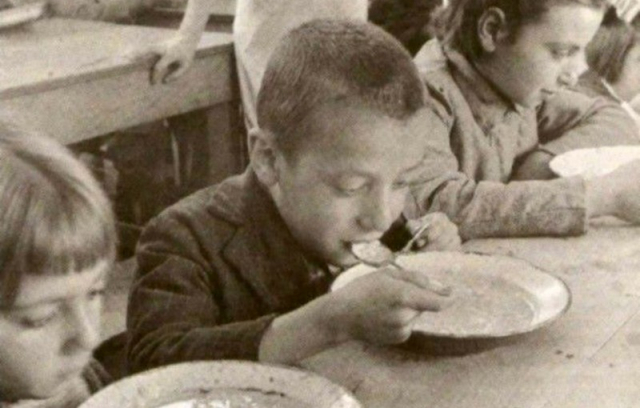 Ο αδερφός μου έτρωγε το στήθος και τα πόδια