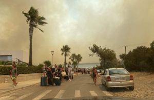 Τα ξένα ΜΜΕ για την πυρκαγιά της Ρόδου - Ποιους επικρίνουν οι τουρίστες