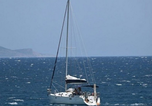 47χρονος έπεσε στη θάλασσα και τον περισυνέλλεξε ιστιοφόρο