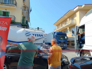 Πρωινό κομφούζιο στο κέντρο της Βόνιτσας / Μπλόκαραν νταλίκες
