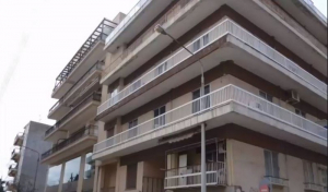 Ξάνθη: Viral η εικόνα με κολώνα φωτισμού που περνά μέσα από μπαλκόνι