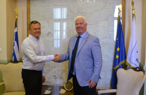 Ο Πρέσβης της Δανίας Per Fabricius Andersen στο γραφείο του Γιάννη Τρεπεκλή