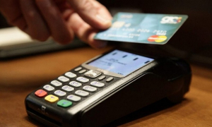 Υποχρεωτικά POS παντού από το 2024: Ηλεκτρονικές πληρωμές και σε ταξί, λαϊκές αγορές και ασφαλιστές