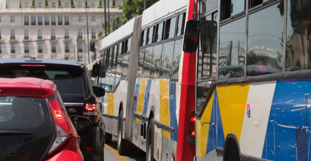 Τροχαίο στη Βασιλίσσης Σοφίας: Λεωφορείο έπεσε πάνω σε ΙΧ - 10 τραυματίες