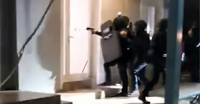 Η στιγμή που αστυνομικοί σπάνε πόρτα και μπαίνουν σε σπίτι Ρομά - Εξαπατούσαν ηλικιωμένους ως «υπάλληλοι» της ΔΕΔΔΗΕ