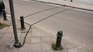 Μαύρα καλώδια στο δρόμο: Τι είναι και που χρησιμεύουν;