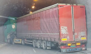 «Δίπλωσε» νταλίκα στο τούνελ του αεροδρομίου