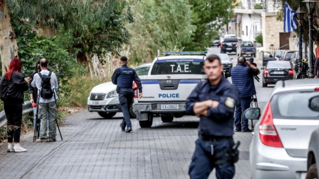 «Κανένα μίσος δεν γιατρεύεται με μίσος» - Το μήνυμα αγωνίας του ιερέα που κήδευσε την Ευαγγελία και οι προσπάθειες σασμού από συγγενείς της