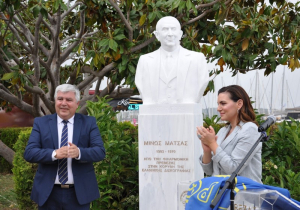 Ο Πρεβεζιάνος Μίνως Μάτσας πήρε την θέση του στην πλατεία Ανδρούτσου