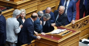 Βουλή: Έπιασε η μέση του τον Κουτσούμπα στο βήμα και πήγε να πέσει