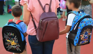 Mαθητής 7 ετών ζήτησε να πηγαίνει στο σχολείο με κοριτσίστικα ρούχα και αρνήθηκαν – «Δεν αισθάνεται αγόρι» λέει η μητέρα του