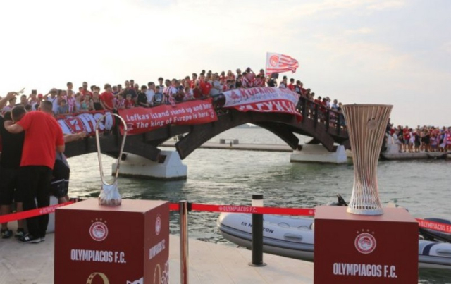 Ουρές για τα τρόπαια του Ολυμπιακού στη μαγευτική Λευκάδα