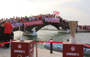 Ουρές για τα τρόπαια του Ολυμπιακού στη μαγευτική Λευκάδα