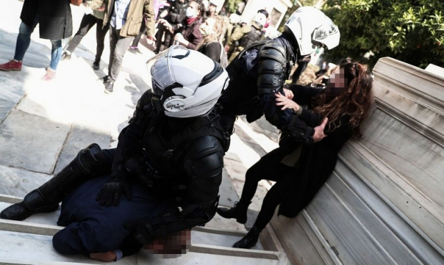 Σύνταγμα: Μαχαίρωσαν 16χρονη μετά από συμπλοκή ανήλικων κοριτσιών