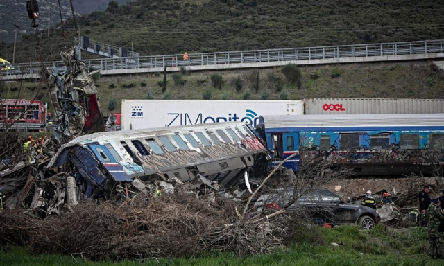Δυστύχημα στα Τέμπη: Τα συντρίμμια από τα βαγόνια παραμένουν εκτεθειμένα σε… χωράφι