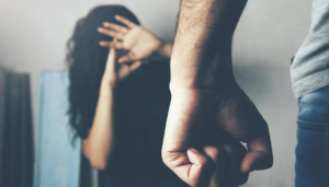 Χτυπούσε την 18χρονη έγκυο σύζυγό του και απειλούσε ότι θα την σκοτώσει!