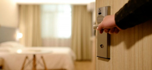 Ξενοδόχος στην Χαλκιδική κατέγραφε τις προσωπικές στιγμές πελατών του!