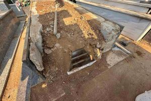 Πρέβεζα - Απίστευτο: Επιφανειακή «ταφή» στο νεκροταφείο – Υποχώρησε το χώμα και εμφανίστηκε το φέρετρο