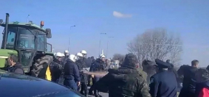 Τα ΜΑΤ έκλεισαν τους δρόμους στην Καρδίτσα - Ένταση και χημικά στους αγρότες