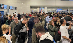 Απίστευτες ουρές στο αεροδρόμιο «Ελευθέριος Βενιζέλος» και κλούβες των ΜΑΤ - Βίντεο