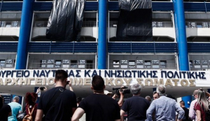 Εργάτες κρέμασαν μαύρα πανιά στο υπουργείο Ναυτιλίας – Είχαν προειδοποιήσει για ατύχημα πριν 15 μέρες!