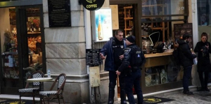 Υπάλληλος σε μαγαζί της Ερμού η κοπέλα που μαχαιρώθηκε – Ο δράστης παρέμεινε απαθής στο σημείο!