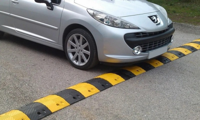 Επιτρέπονται τα «σαμαράκια» στους δρόμους;