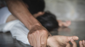 Γυναίκα κατήγγειλε ότι ζαλίστηκε μετά από ποτό και την βίασαν έξω από strip club της Συγγρού