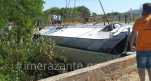 Ζάκυνθος: Τουριστικό λεωφορείο έπεσε μέσα σε γεφύρι στην Αγριλιά