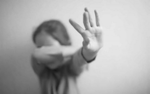 «Ροζ» κύκλωμα «έσπρωχνε» ανήλικες σε πλούσιους της Αθήνας – Η στρατολόγος, ο φωτογράφος και ο μεσήλικας πελάτης