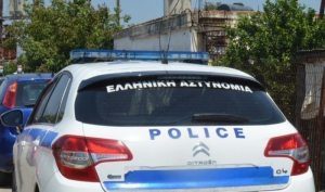 Αγία Παρασκευή: Κρατούσε τη γυναίκα του στο σπίτι και την απειλούσε με μαχαίρι
