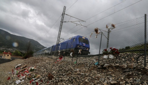 Ανατριχίλα: Η στιγμή που το τρένο περνά από το σημείο της τραγωδίας στα Τέμπη!