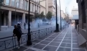 Φωτορεπόρτερ καταγγέλει ότι δέχθηκε αναίτια επίθεση των ΜΑΤ στο χθεσινό συλλαλητήριο