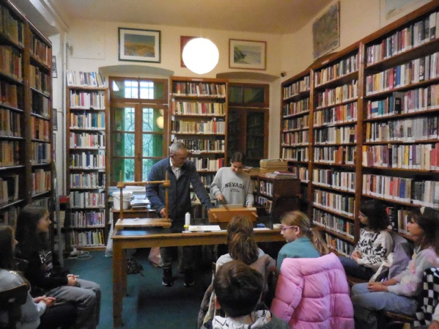 Μαθητές της Λευκάδας γνώρισαν τη μαγεία της βιβλιοδεσίας