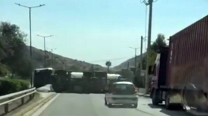Ανατροπή βυτιοφόρου στη Λεωφόρο Σχιστού, αναφορές για διαρροή υγραερίου - Διακόπηκε η κυκλοφορία