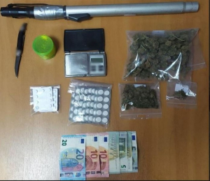 Λαμία: Κάνναβη, ναρκωτικά χάπια και όπλα στο σπίτι 65χρονου
