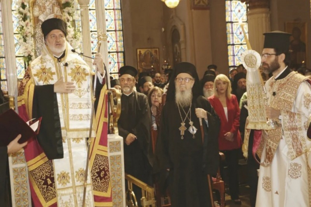 Ο Ελπιδοφόρος Αμερικής ευλόγησε τη βάπτιση των παιδιών gay ζευγαριού!!