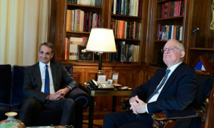 Μητσοτάκης σε Τασούλα: «Πιστεύω ότι οι αγρότες θα απομακρυνθούν σύντομα από τα μπλόκα»