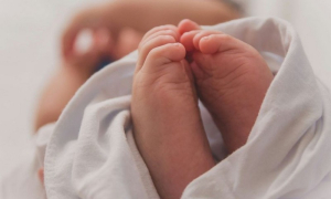 Λάρισα: Kαυτό λάδι έπεσε στο πρόσωπο βρέφους - Νοσηλεύεται διασωληνωμένο