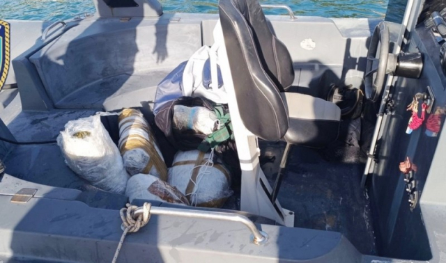 Ηγουμενίτσα: Το Λιμενικό διέσωσε 50χρονο από σκάφος που βυθιζόταν - Είχε 135 κιλά κάνναβης (Εικόνες)