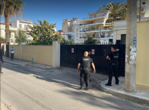 Καλαμάτα: Εισβολή στην Τράπεζα της Ελλάδας - Άγνωστος με κουκούλα έχει ταμπουρωθεί στον κήπο