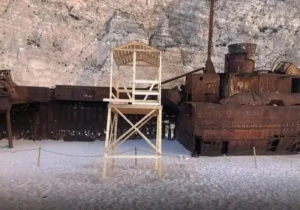 Ζάκυνθος: Έστησαν ναυαγοσωστικό πύργο μπροστά στο «Ναυάγιο»