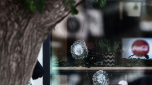 Άγνωστοι έσπασαν τζαμαρία καταστήματος Έλληνα που κρατείται για την επίθεση στη Νέα Φιλαδέλφεια